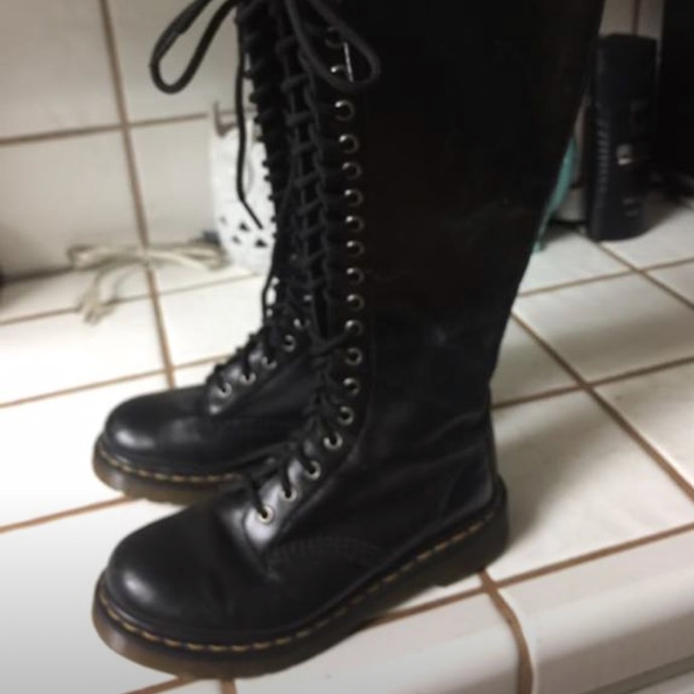20 hole Dr.Martens used in great condition